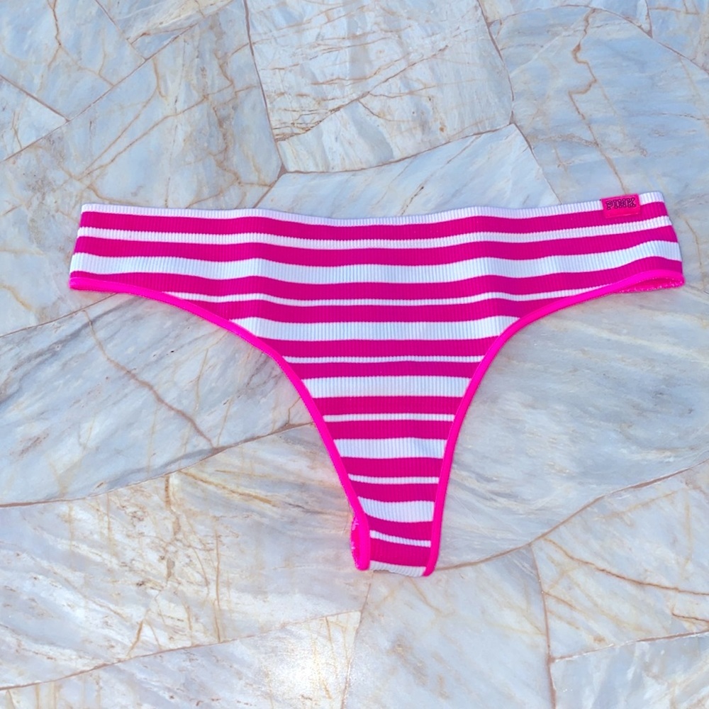 VS PINK SEAMLESS THONG PANTY SMALL